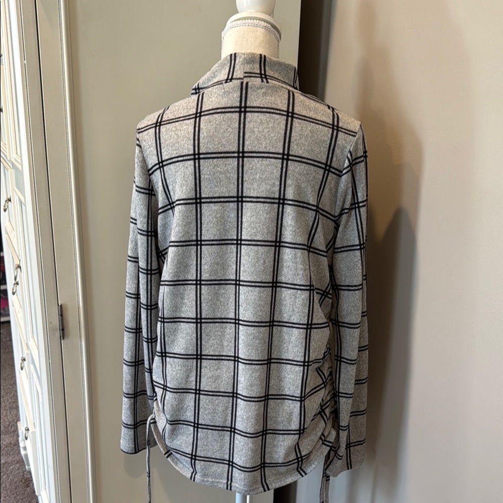 Inner Circle Gray Plaid Turtleneck Sweater - Picture 2 of 4